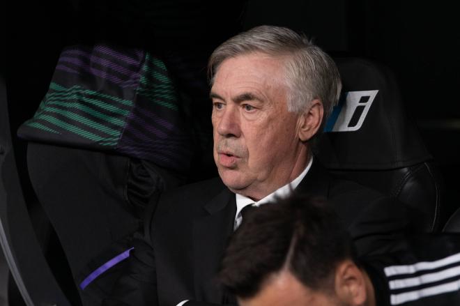Carlo Ancelotti, en el banquillo del Santiago Bernabéu (Foto: Cordon Press).