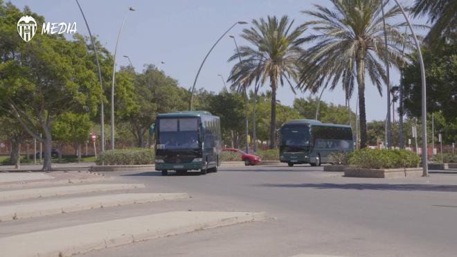 Desembarco aficionados del València en Almería