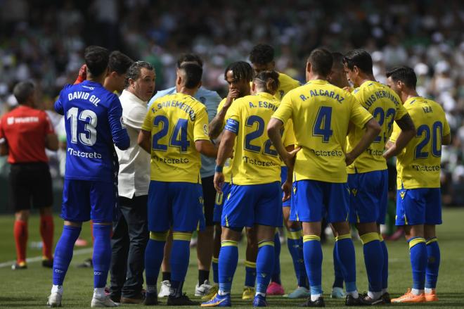 Sergio González da instrucciones en el tiempo de hidratación del Betis - Cádiz (Foto: Kiko Hurtado).