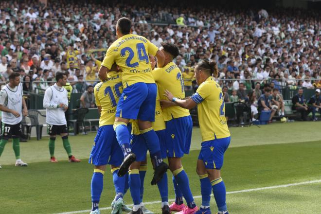 Celebración del gol de Alcaraz en el Betis - Cádiz (Foto: Kiko Hurtado).