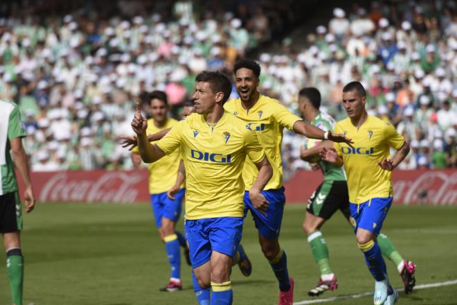 Celebración del gol de Alcaraz en el Betis - Cádiz (Foto: Kiko Hurtado).