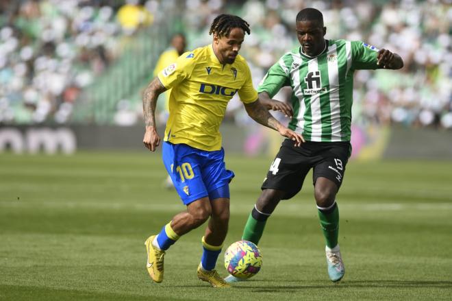 Theo Bongonda regatea a William Carvalho en el Betis - Cádiz (Foto: Kiko Hurtado).