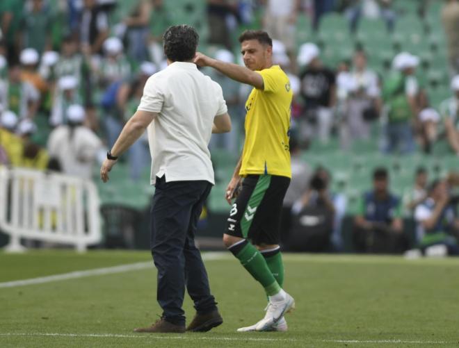 Joaquín, con la camiseta de Chris Ramos, saluda a Sergio González en el Betis - Cádiz (Foto: Kiko Hurtado).