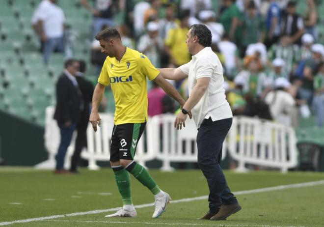 Joaquín saluda a Sergio González en el Betis - Cádiz (Foto: Kiko Hurtado).