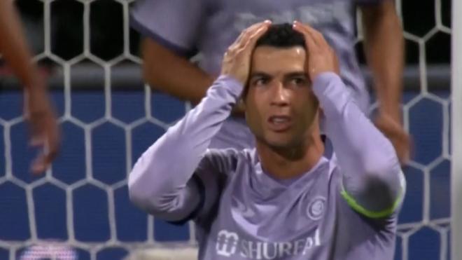 Cristiano Ronaldo se lamenta de una de sus ocasiones contra el Al Feiha.
