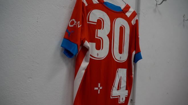 La camiseta '30+4' del Sporting en el vestuario de Can Misses (Foto: RSG).