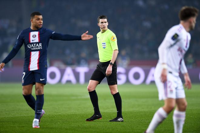 El árbitro François Letexier y Mbappé, en un partido del PSG (Foto: Cordon Press).