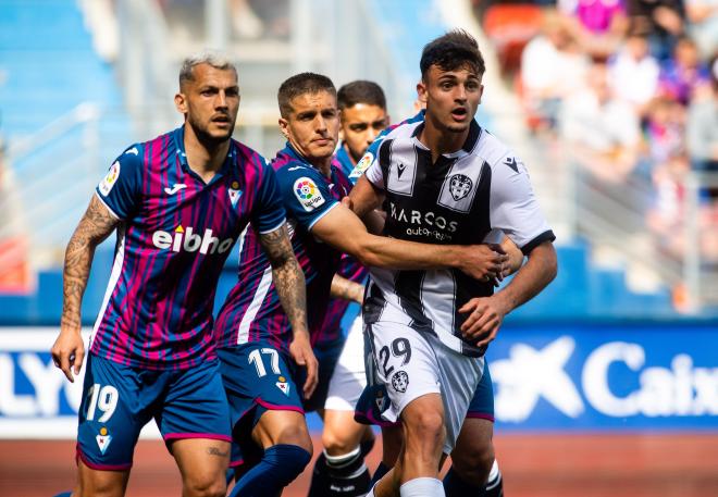 Pubill en el partido entre Éibar y Levante. (Foto: LUD)