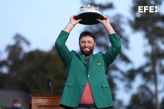 Una foto para la historia: Jon Rahm posa con su chaqueta verde de campeón del Masters de Augusta (Foto: EFE).