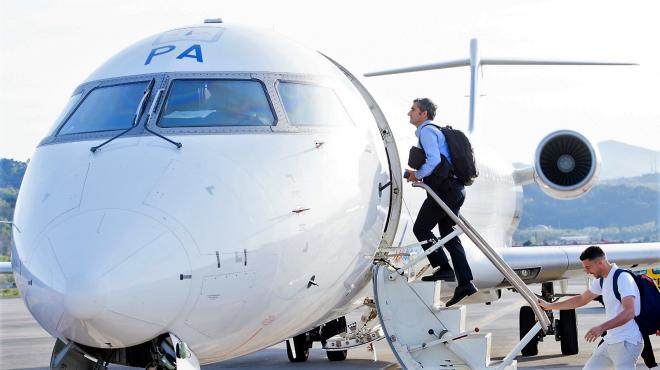 El técnico Ernesto Valverde se sube al avión, quien sabe si se volverá a Europa con la sanción al CA Osasuna (Foto: Athletic Club).