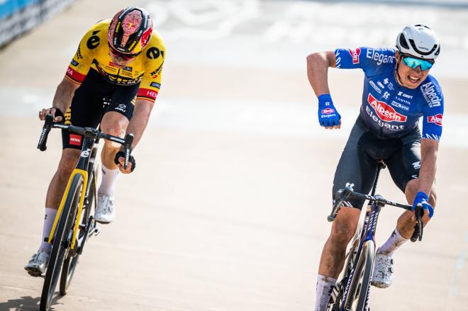 Van der Poel y van Aert llegando a la meta (Foto: Cordon Press).
