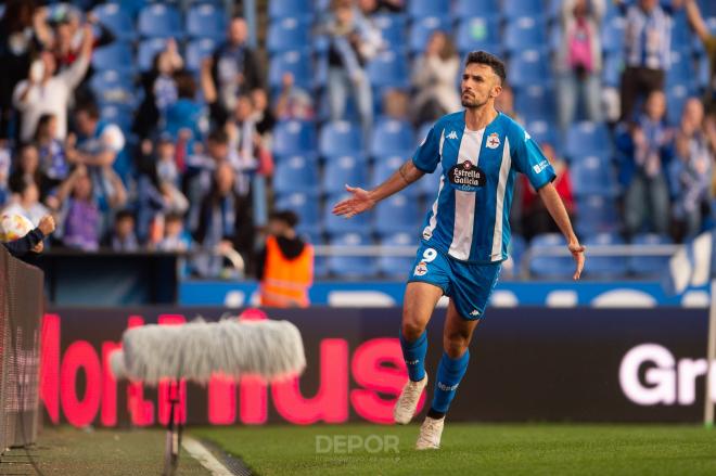 Alberto Quiles celebrando uno de sus dos goles en la victoria del Deportivo al Fuenlabrada (Foto: RCD)