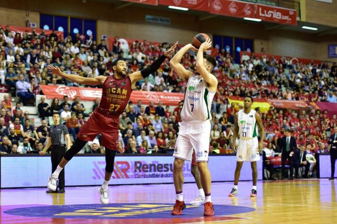Barreiro lanza a canasta ante el UCAM Murcia. (Foto: ACB)