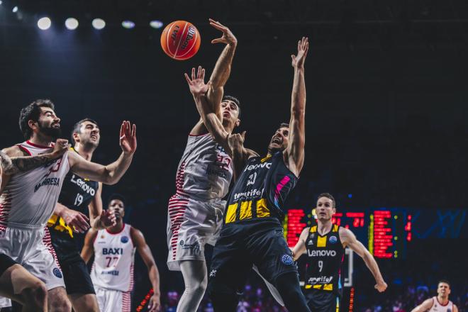 Partido entre el Baxi y el Tenerife en la Basketball Champions League. Fuente: Cordon Press