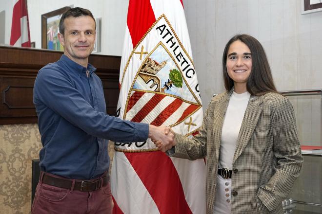 El presidente Jon Uriarte y la jugadora Naroa Uriarte se saludan tras renovar hasta 2025 por el equipo femenino del Athletic Club.