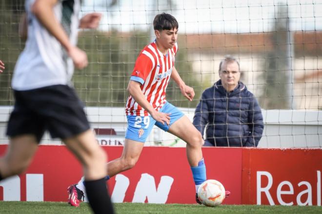 Alejandro Lozano, durante un partido con el filial del Sporting (Foto: RSG).