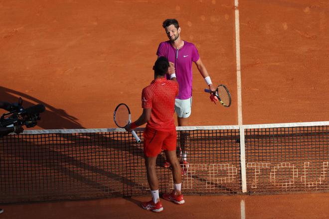 Djokovic y Gakhov se saludan al terminar el partido (Foto: Cordon press)
