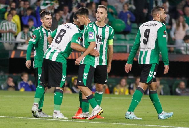 Jugadores del Real Betis celebran el gol de Fekir (Foto: Perfil Twitter Dani Pérez)