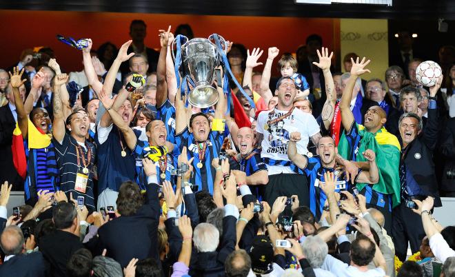 Javier Zanetti, levantando la Champions con el Inter en 2010. (Cordon Press)