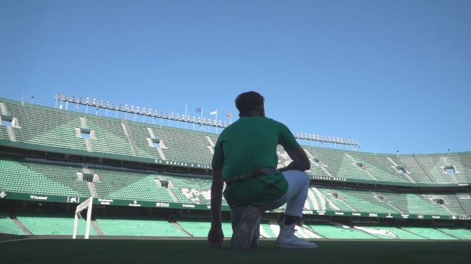 Juan contempla el estadio para el reportaje de ElDesmarque
