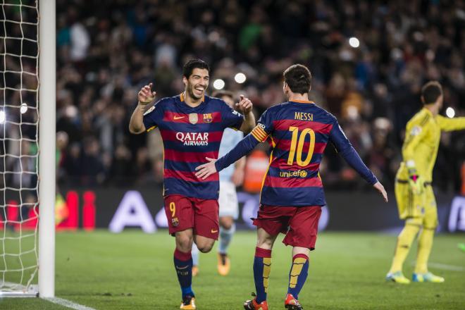 Messi y Luis Suárez, celebrando el gol de penalti contra el Celta en 2016. (Cordon Press)