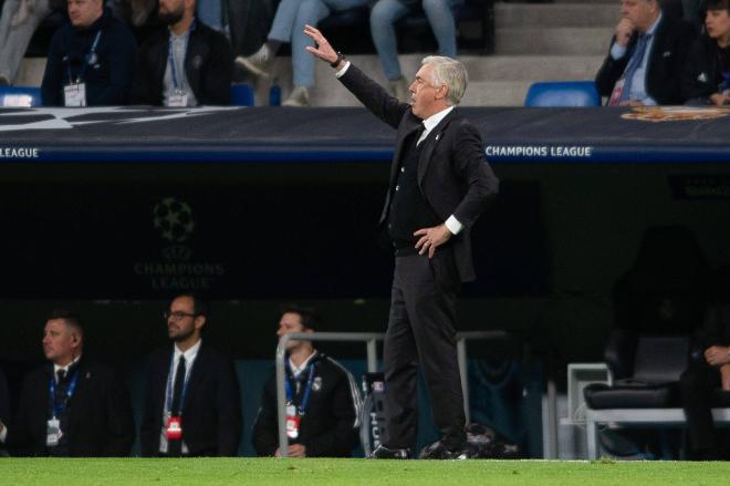 Carlo Ancelotti da instrucciones en el Real Madrid-Chelsea (Foto: Cordon Press).