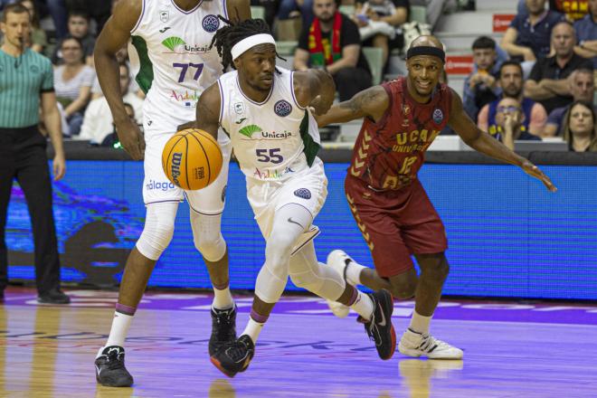 Kendrick Perry, ante Thad Macffaden en el UCAM Murcia - Unicaja (Foto: EFE).