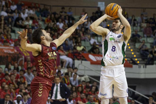 Dario Brizuela lanza a canasta ante Tomás Bellas en el UCAM Murcia - Unicaja (Foto: EFE).