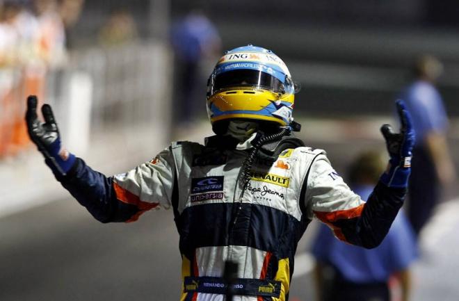 Fernando Alonso celebrando su victoria en Singapur (Foto: Cordon Press)
