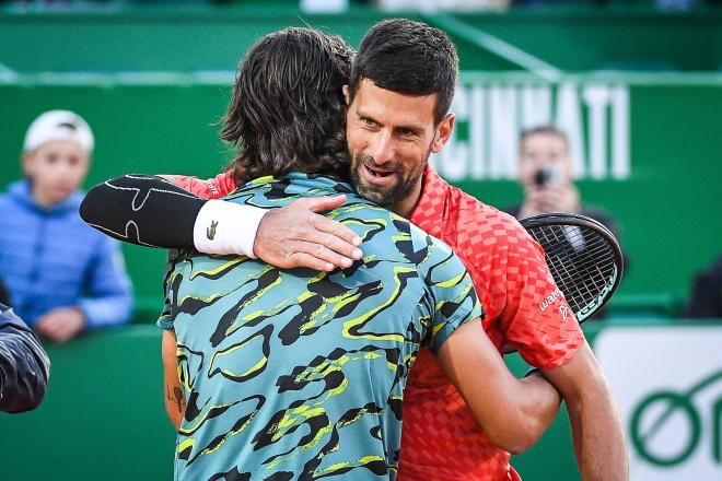 Abrazo final entre Lorenzo Musetti y Novak Djokovic (Foto: Cordon Press).