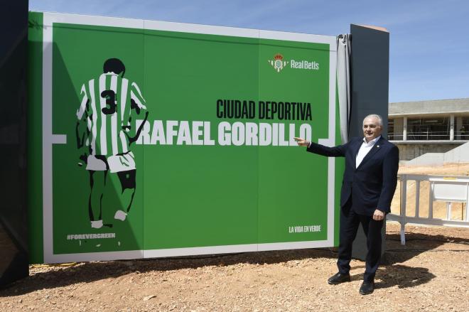 Rafael Gordillo posa junto al cartel de la ciudad deportiva que lleva su nombre.