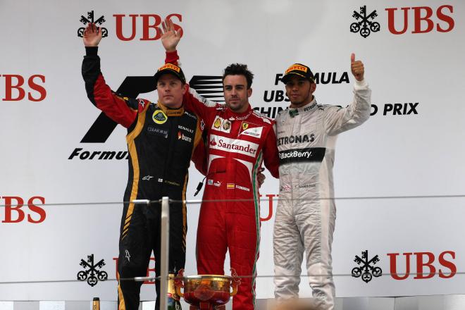 Fernando Alonso en el podium con Kimi Räikkönen Lewis Hamilton (Foto: Cordon Press).