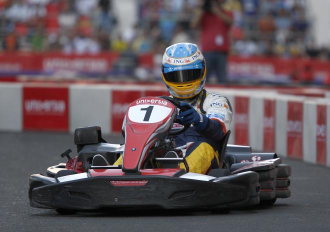 Fernando Alonso pilotando un kart. (Foto: Cordon Press)