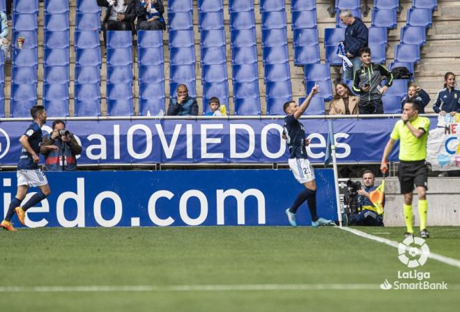 Lucas Ahijado va hacia Sergi Enrich tras su gol en el Oviedo - Lugo (Foto: LaLiga).