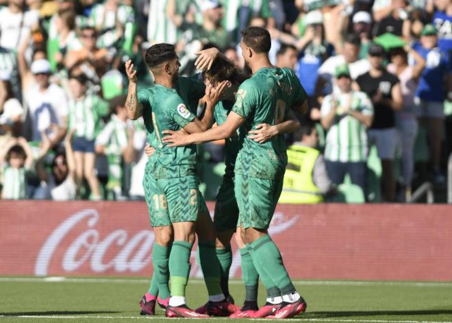 Guardado, Borja y Ayoze celebran con Miranda el segundo gol del Betis (Foto: Kiko Hurtado).
