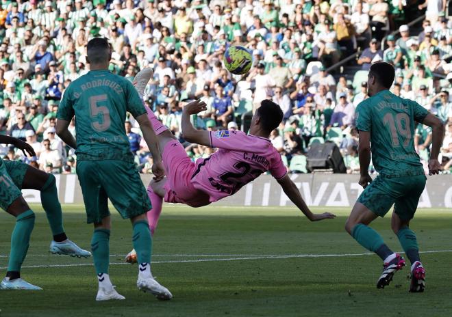 Chilena de César Montes en el Betis-Espanyol (Foto: RCDE).