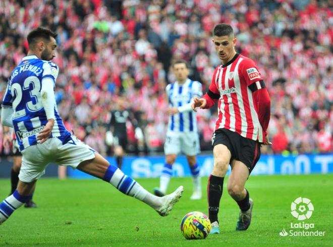 Oihan Sancet, en el derbi ante la Real en San Mamés de la pasada temporada (Foto: LaLiga).