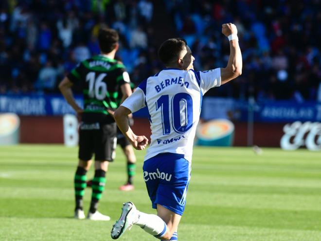 Bermejo ante el Racing en La Romareda. (Foto: LaLiga).