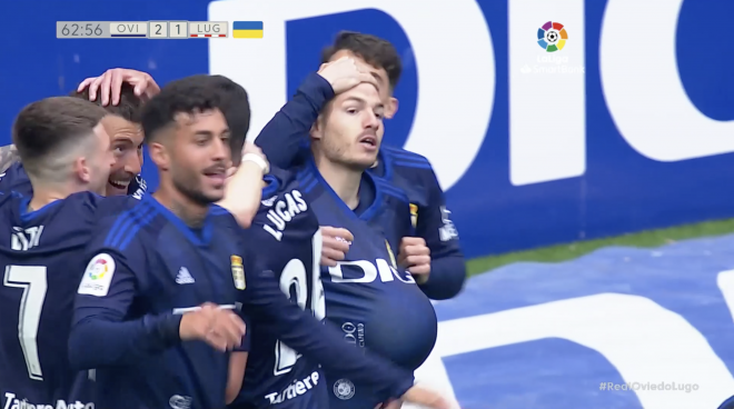 Manu Vallejo celebra el gol con sus compañeros.