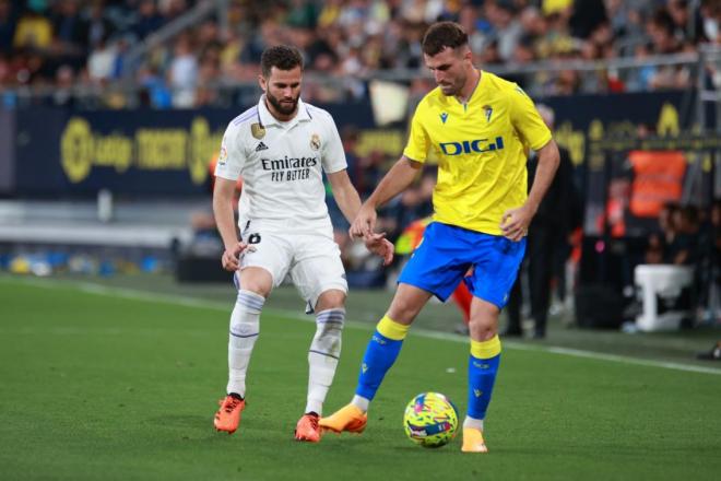 Raúl Parra, ante Nacho en el Cádiz - Real Madrid (Foto: Cristo García).