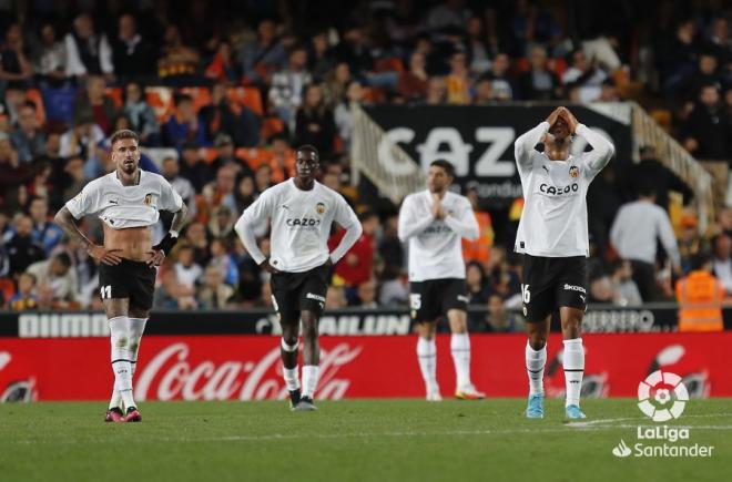 El Valencia lamenta el segundo gol del Sevilla (Foto: LaLiga).