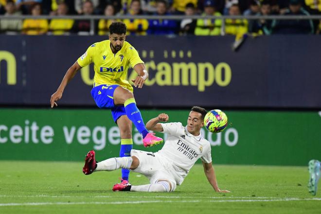 Chris Ramos chuta delante de Lucas Vázquez en el Cádiz-Real Madrid (Foto: Cordon Press).