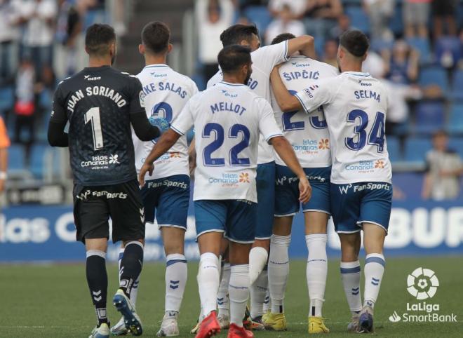 Los jugadores del Tenerife celebran uno de los goles ante el Ibiza.