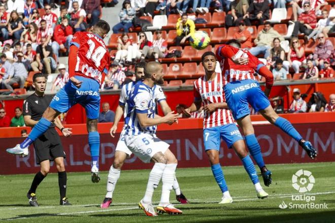 La zaga del Sporting en el duelo ante el Alavés (Foto: LaLiga).