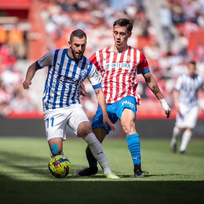 Pedro Díaz ante Luis Rioja en el Sporting-Alavés (Foto: Deportivo Alavés).