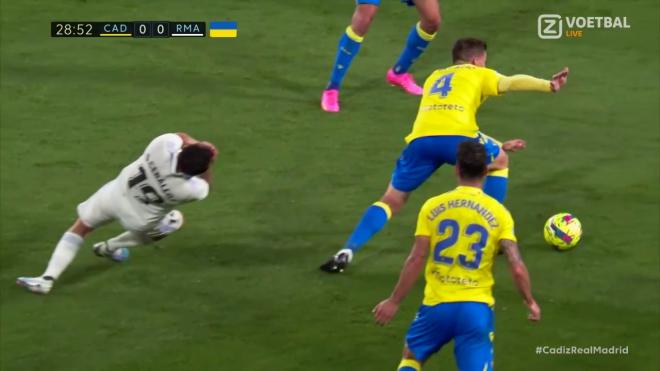 Acción entre Alcaraz y Ceballos en el Cádiz - Real Madrid. (Foto: Voetbal)