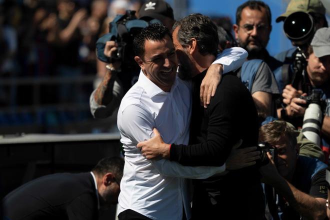 Abrazo entre Xavi Hernández y Quique Sánchez Flores (Foto: FCB).