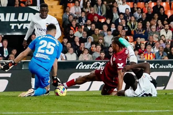 Yunus pudo ser objeto de falta en el gol del Sevilla (Foto: Sevilla)