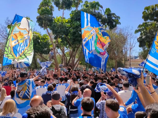 La afición del Málaga recibe al equipo antes del duelo frente al Cartagena.