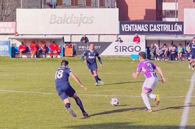 Diego Moreno, con el balón, en Luanco (Foto: Real Valladolid).